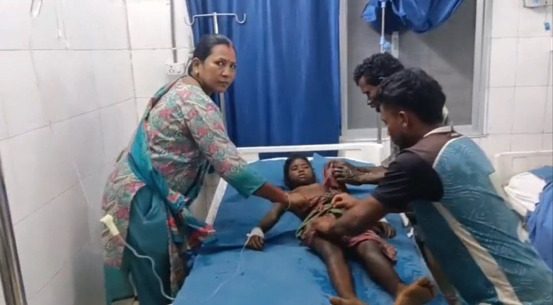 सरायकेला में आसमान से गिरी आफत, पेड़ के नीचे श्राद्ध भोज खा रहे 2 की मौत, 4 घायल