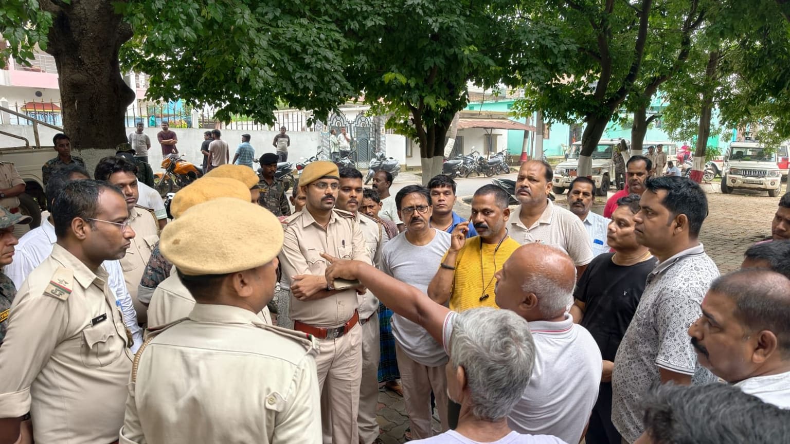 दुमका में 'ऑपरेशन दूधानी' पर उठे बड़े सवाल, पंकज की तलाश थी, तो विवेक राउत के घर पुलिस की दबिश क्यों ?
