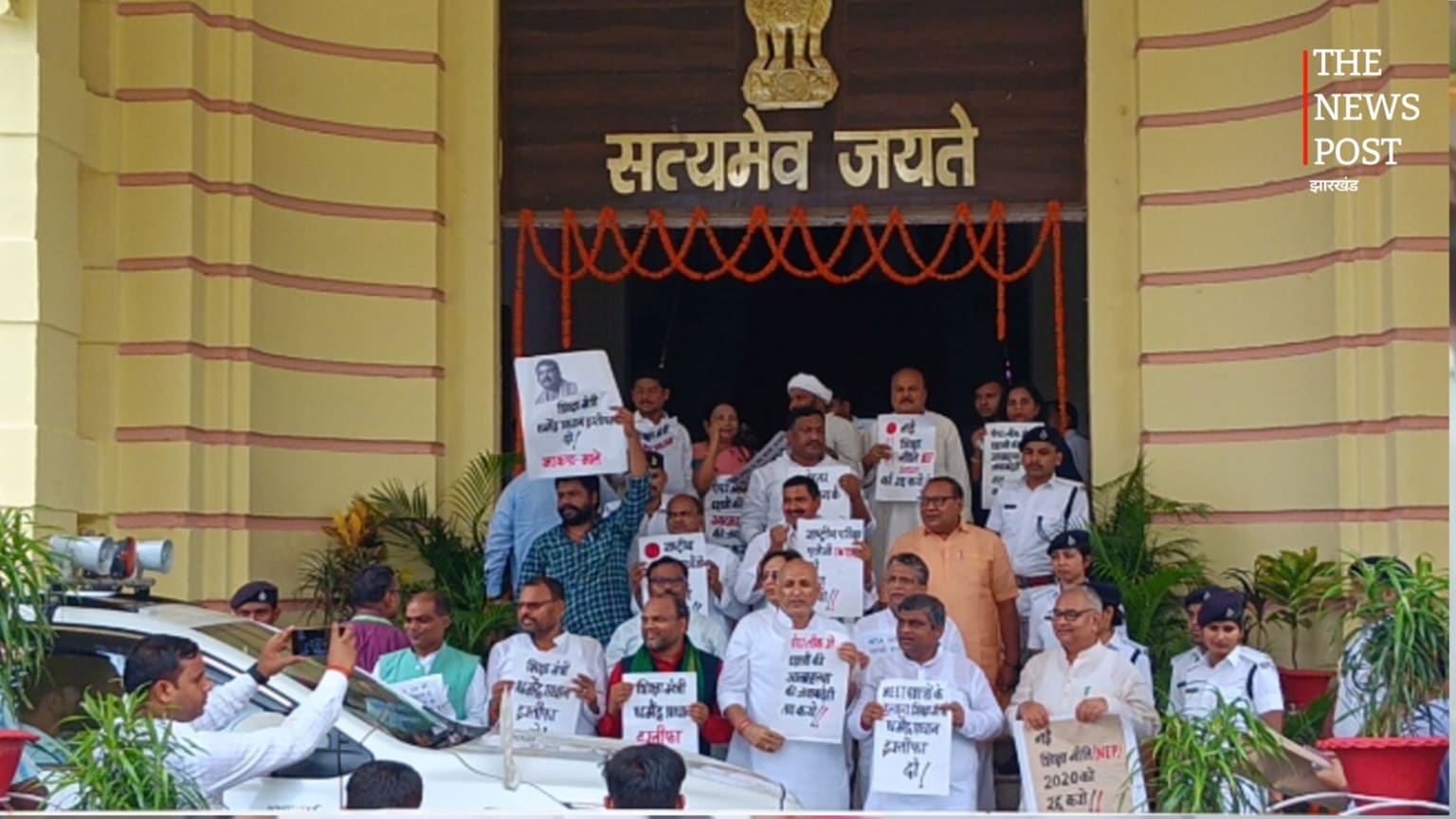नीट पेपर लीक समेत कई मुद्दों पर बिहार विधान परिषद के बाहर विपक्ष का जोरदार प्रदर्शन