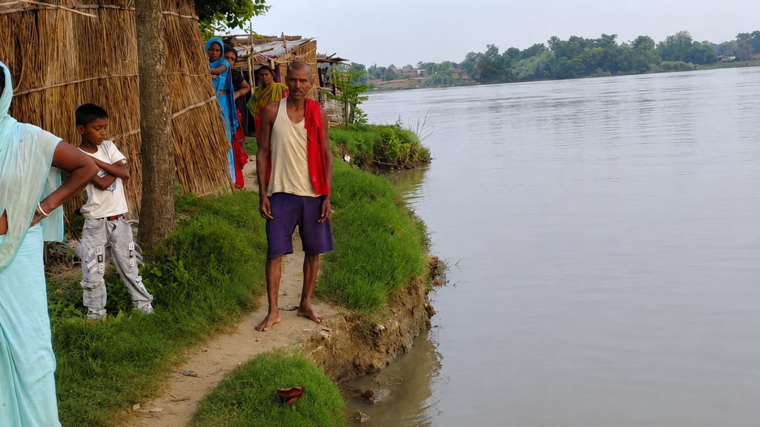 मोतीहारी: सिकरहना नदी ने बढ़ाई लालपरसा के ग्रामीणों की चिंता, कटाव से उजड़ रहे आशियाने