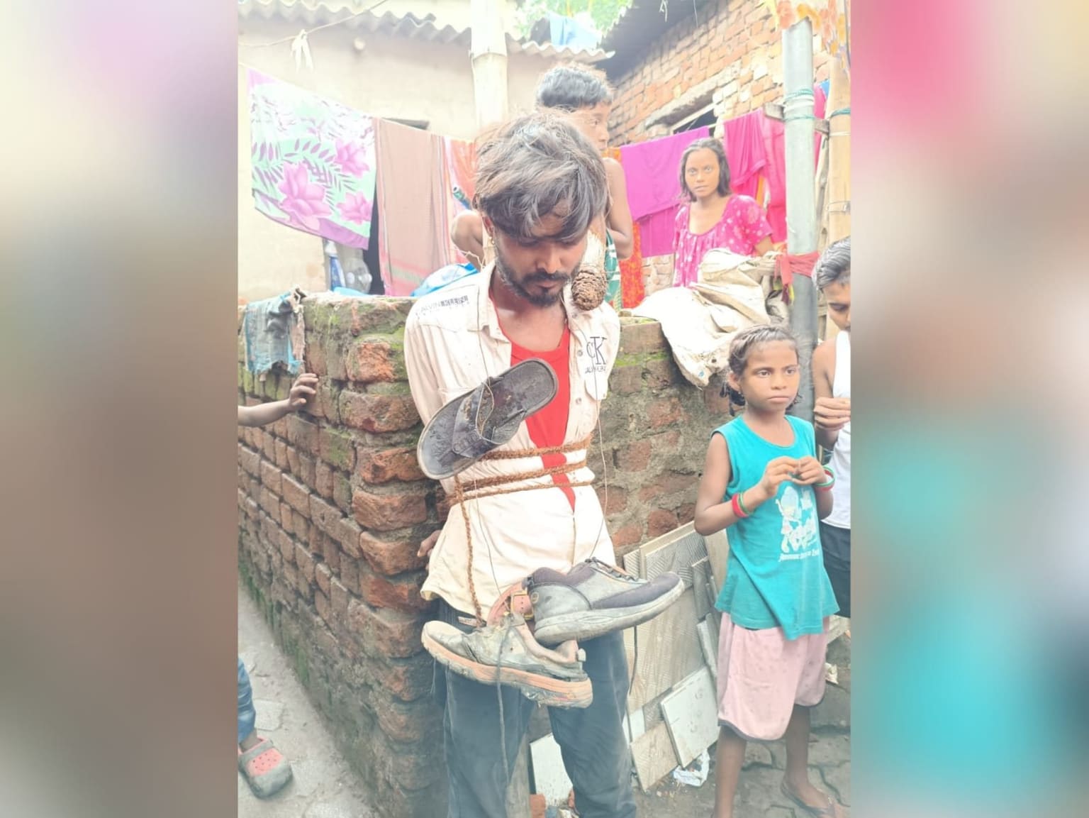 जमशेदपुर में 7 साल की बच्ची से दुष्कर्म, आरोपी को जूता का माला पहनाया फिर जमकर की पिटाई