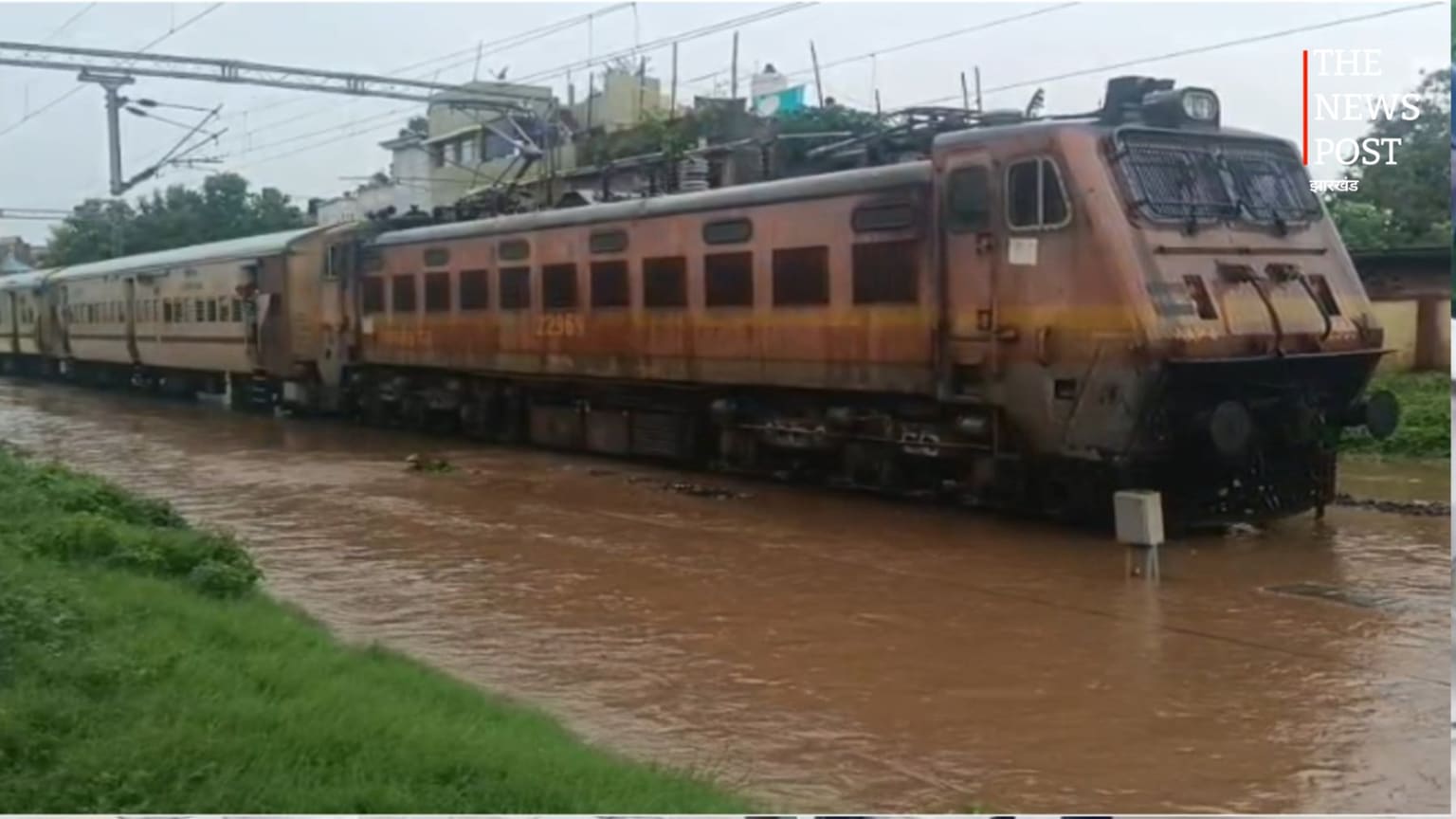 Bihar: पहली बारिश में डूबीं रेलवे पटरियां, डेढ़ घंटे तक थमा रेल परिचालन, जानें पूरी खबर