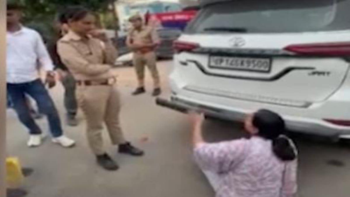 पैसा... ये पैसा! फॉर्च्यूनर कार के लिए सगे भाई-बहन में बीच सड़क छिड़ा महाभारत, फिर बहन ने जो किया, देखिए