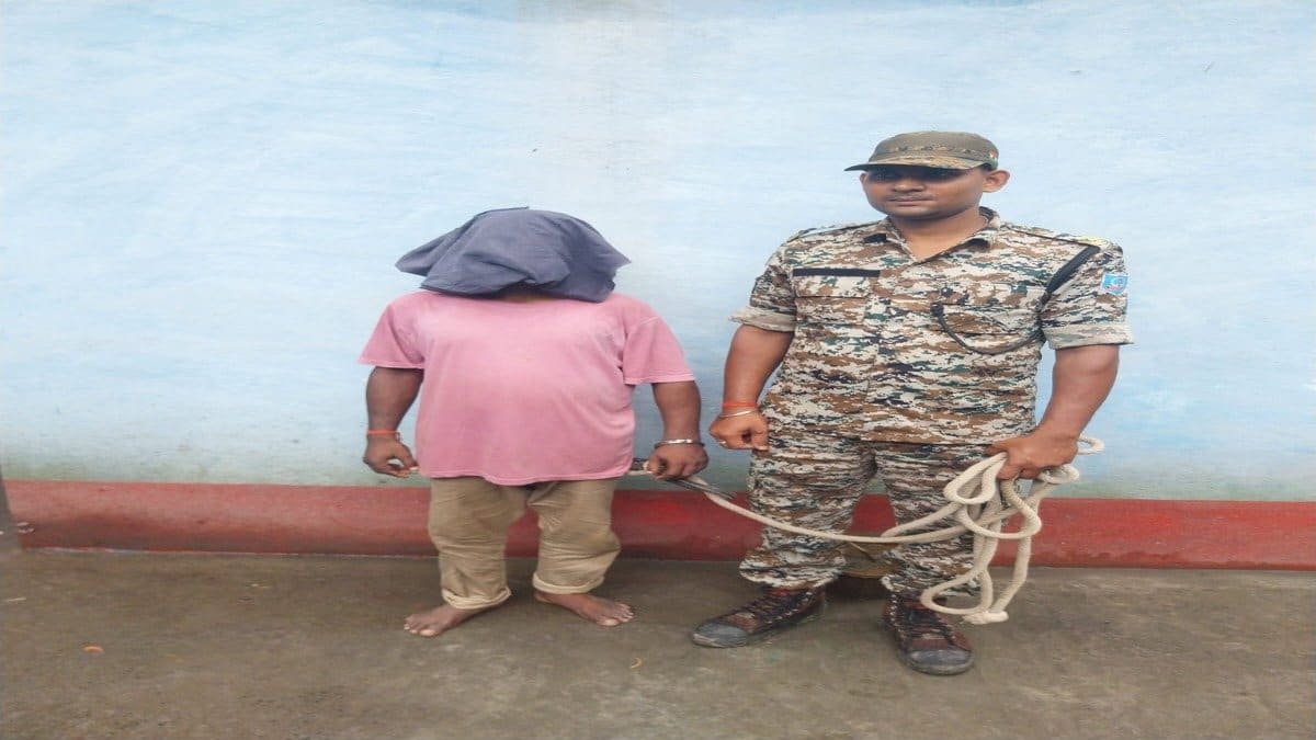 पाकुड़ में अवैध शराब कारोबार पर पुलिस का शिकंजा! घर से 85 बोतल शराब और बीयर जब्त
