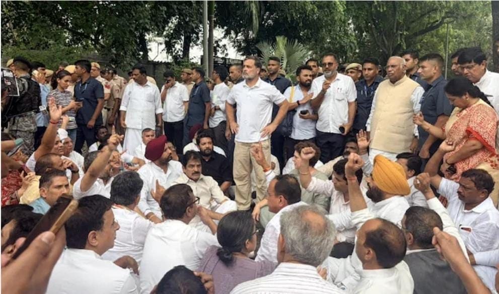 कॉकरोच जनता पार्टी के आंदोलन में कैसे हो गई है कांग्रेस की एंट्री, पीएम आवास के बाहर धरने से क्या हाईजैक हो गया आंदोलन