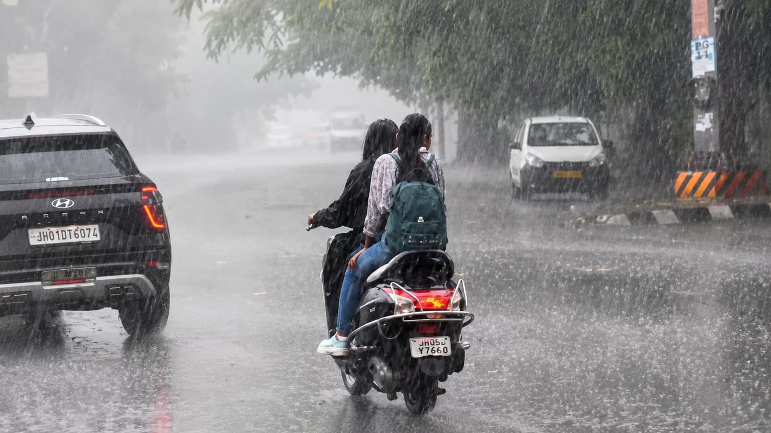 Weather Alert: झारखंड के 17 जिलों में आज भारी बारिश, आंधी-तूफान और वज्रपात की चेतावनी