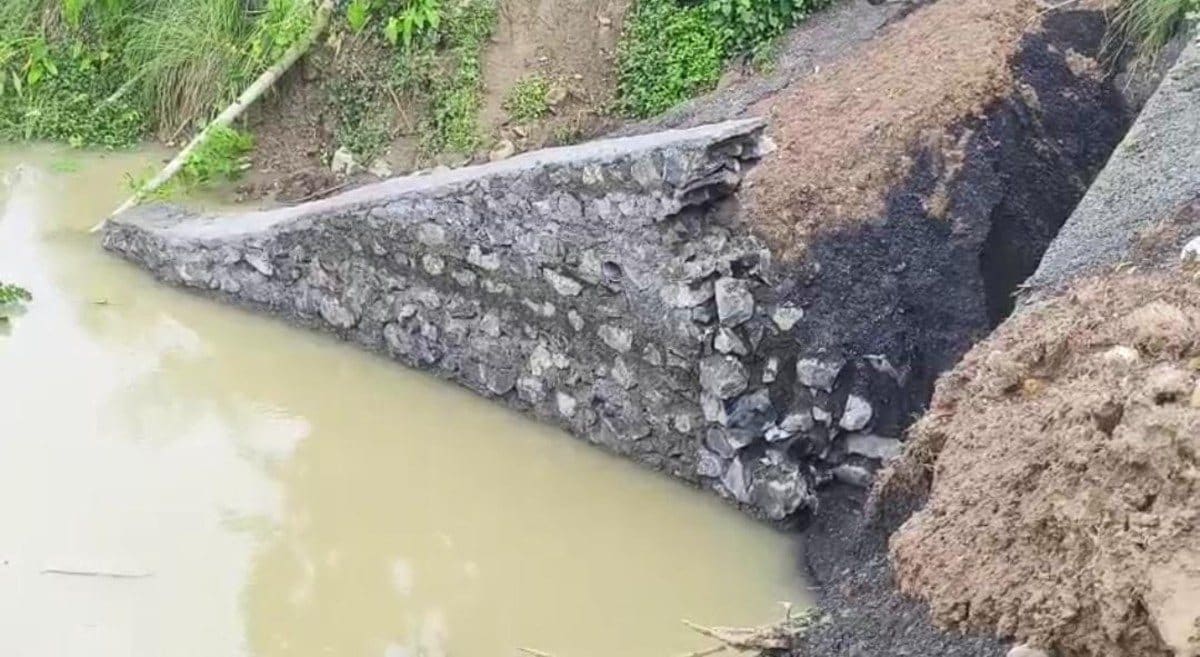 साहिबगंज: पहली ही बारिश में ढही फोरलेन की गार्ड वॉल, करोड़ों की परियोजना पर उठे सवाल