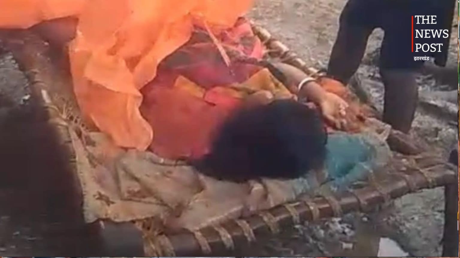 सड़क के अभाव में खाट बनी जिंदगी की उम्मीद, कीचड़ भरे रास्ते से गर्भवती को पहुंचाया अस्पताल
