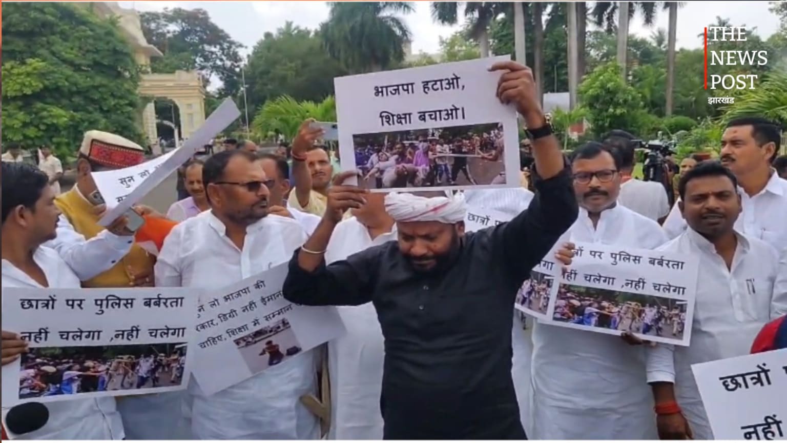 बिहार विधानसभा के बाहर विपक्ष का जोरदार प्रदर्शन, छात्रों के लिए न्याय और पारदर्शी परीक्षा की मांग