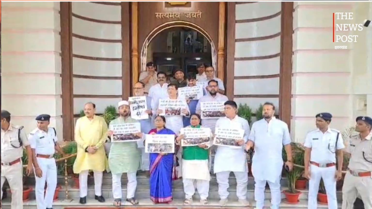 विधान परिषद के बाहर विपक्ष का हंगामा, छात्रों पर लाठीचार्ज को लेकर घिरी सरकार,पढ़ें पूरा मामला