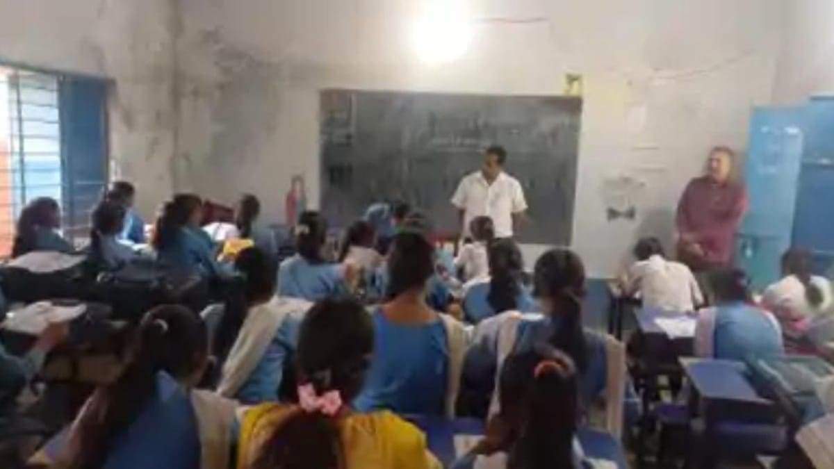 ड्रेस कोड लागू होने के बाद सरकारी स्कूलों में बदला माहौल, फॉर्मल ड्रेस में दिख रहे बिहार के शिक्षक