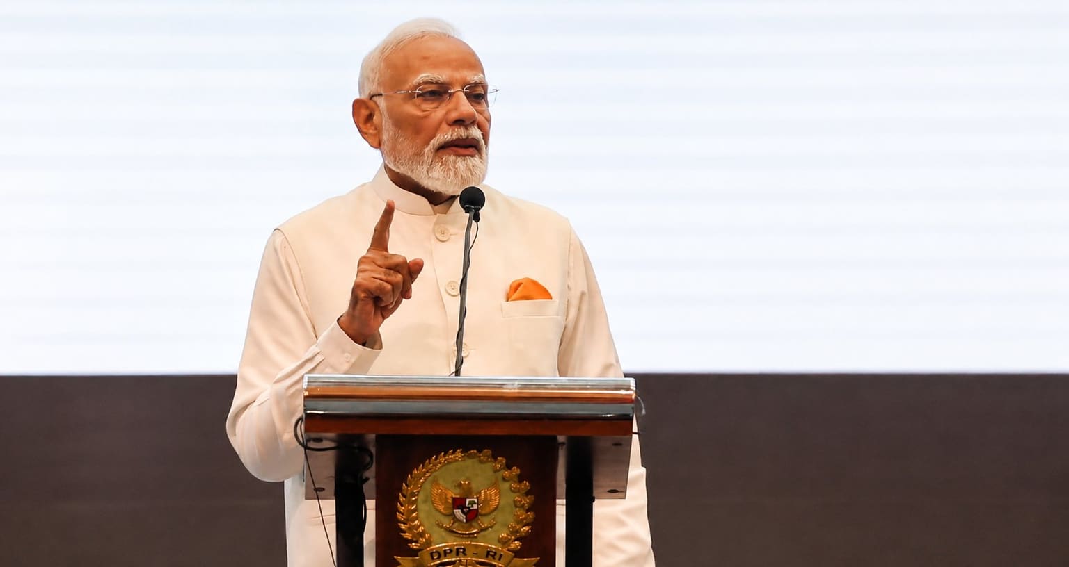 कॉकरोच के आंदोलन से दबाव में सरकार!आधी रात PM ने जारी किया वीडियो, करेंगे कुछ बड़ा