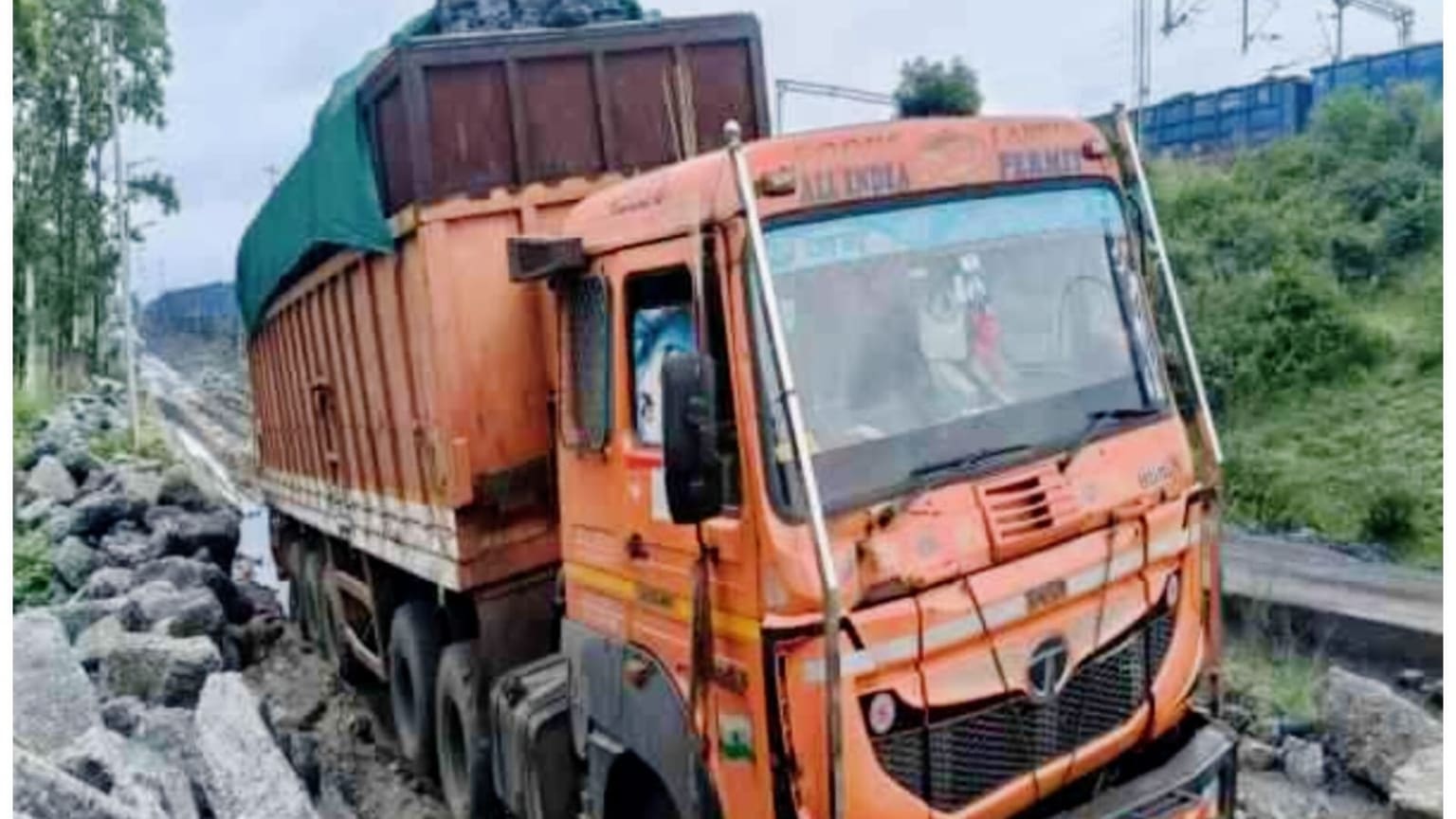 हजारीबाग : 60 टन अवैध कोयला लदा ट्रेलर जब्त, चालक फरार, अवैध खनन पर फिर उठे सवाल