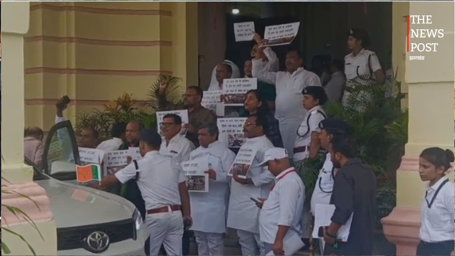 बिहार विधानसभा में छात्रों के समर्थन में विपक्ष का प्रदर्शन, सदन की कार्यवाही स्थगित