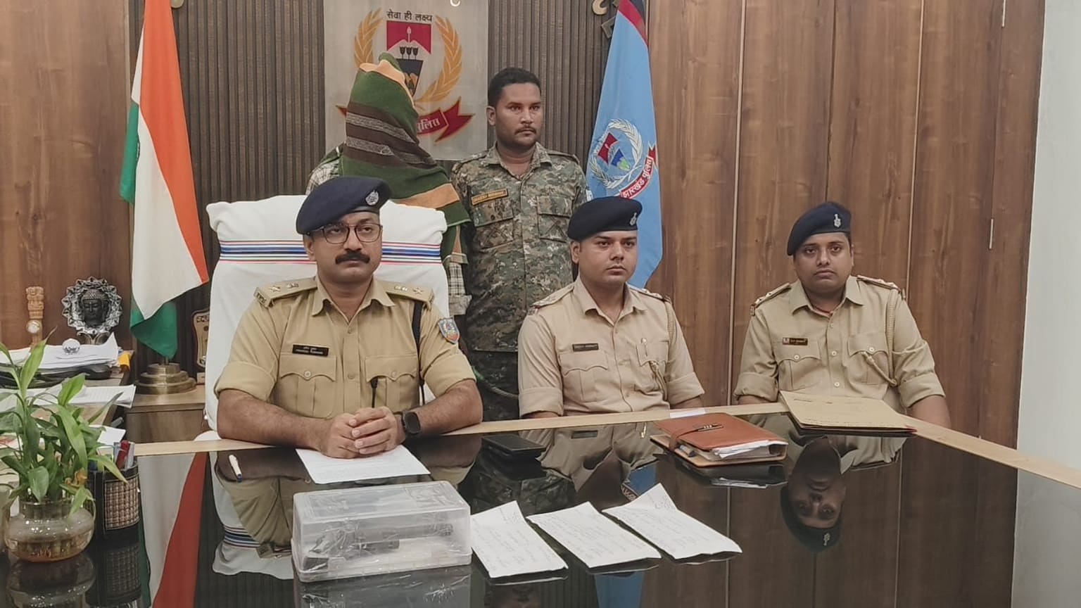 सावन मेले से पहले देवघर पुलिस की बड़ी कार्रवाई: श्रद्धालुओं को बंदूक दिखाकर लूटने वाला बिहार का बदमाश गिरफ्तार