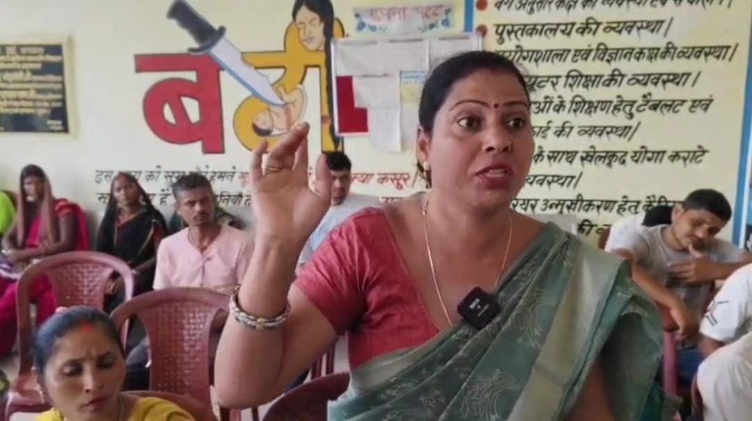 गढ़वा के कस्तूरबा विद्यालय में बवाल! महिला गार्डों को हटाने पर वार्डन और जिप सदस्य के बीच जमकर हुआ हंगामा