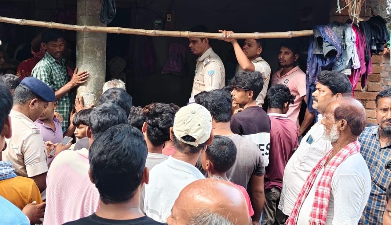 शराबी पिता की हैवानियत! कुल्हाड़ी से इकलौते बेटे को काटा, पत्नी पर भी किया जानलेवा वार, फिर जो हुआ....