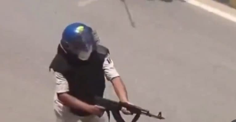 बिहार में एके -47 से छात्रों पर फायरिंग का मामला: राहुल गांधी और तेजस्वी यादव के सुर मिले तो कैसे सस्पेंड हुआ जवान