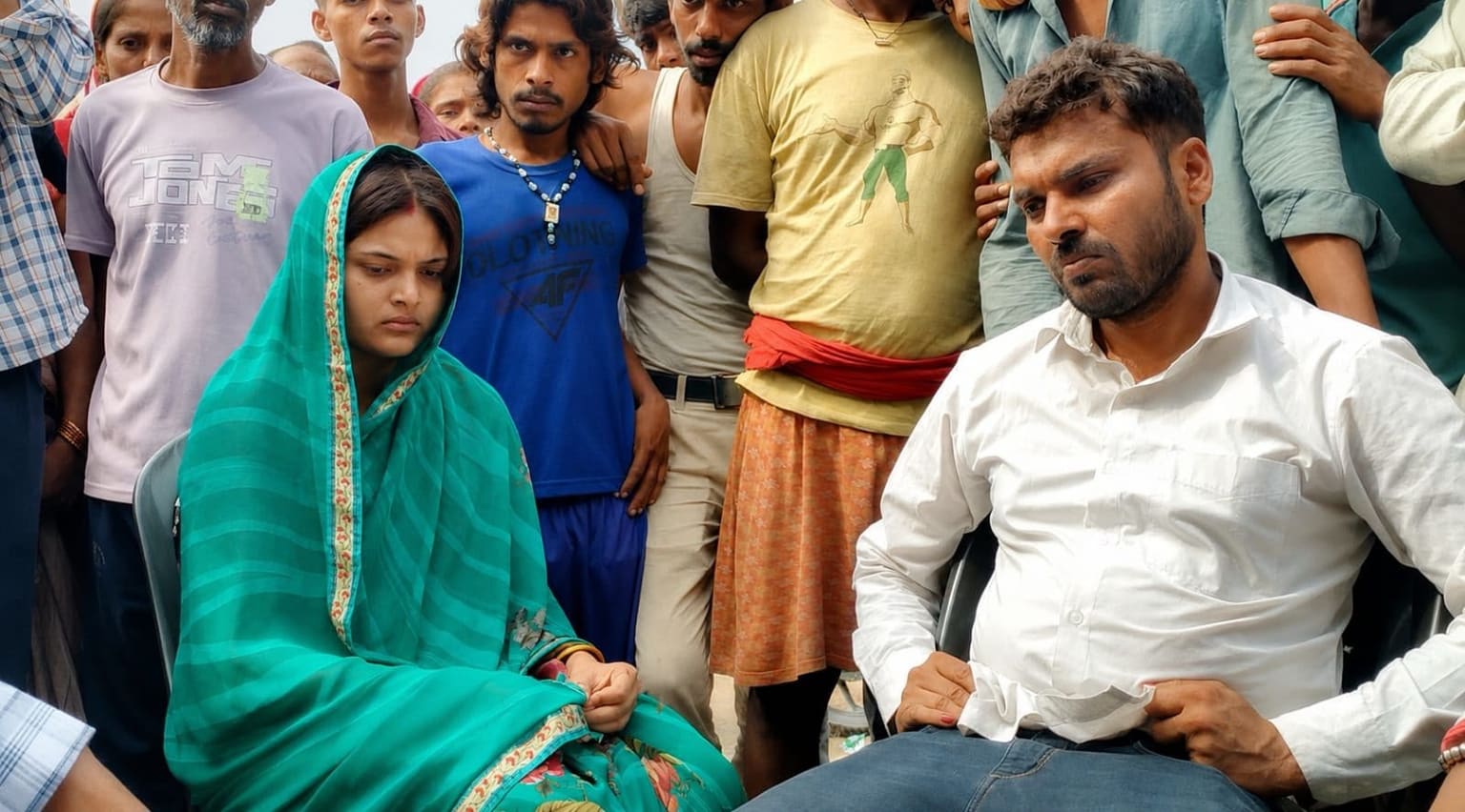 इसको प्यार कहते है! दो बच्चों के बाप के साथ रंगे हाथ पकड़ी गई महिला, फिर पति ने जो किया