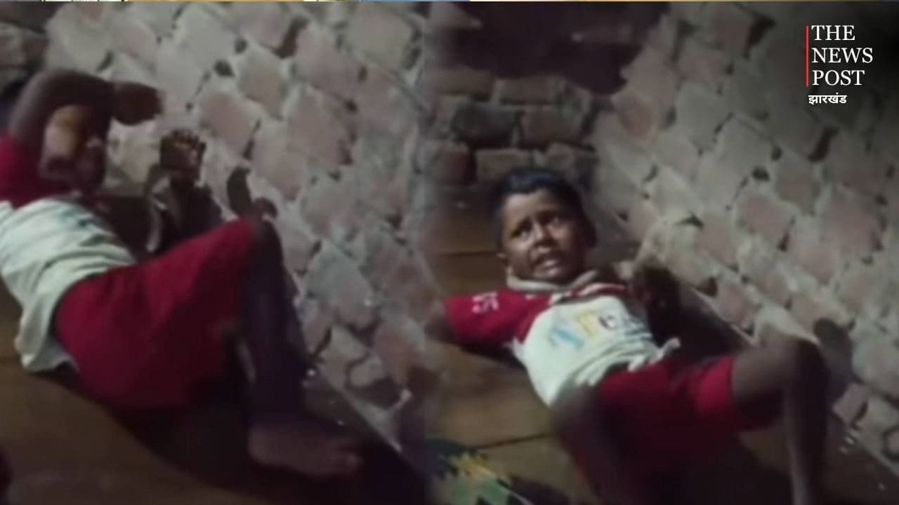 OMG! सोते मासूम के गले में एक घंटे तक लिपटा रहा किंग कोबरा, वीडियो देख कांप जाएगा कलेजा