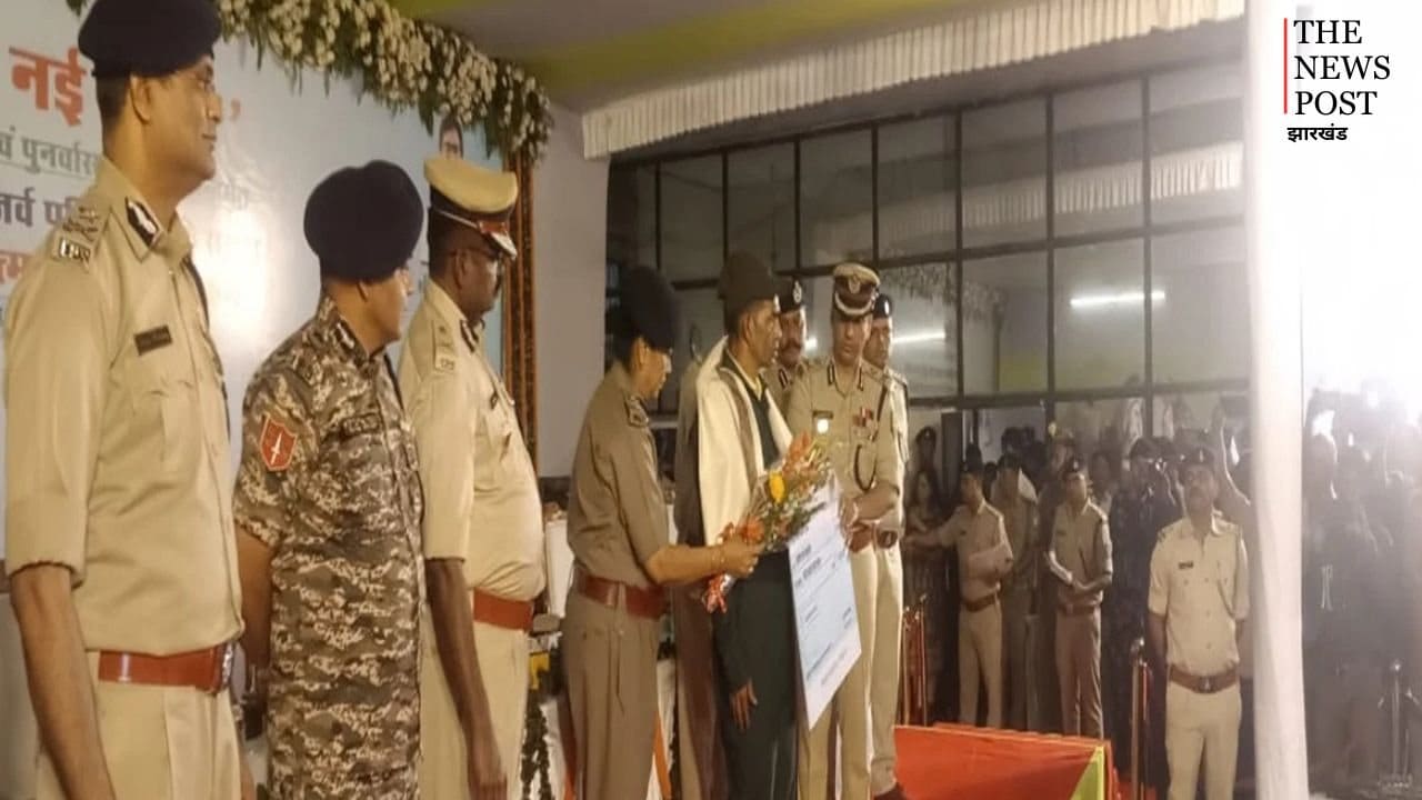 झारखंड में नक्सलवाद को बड़ा झटका: 15 लाख के इनामी समेत 16 माओवादियों ने किया सरेंडर, हथियार भी सौंपा
