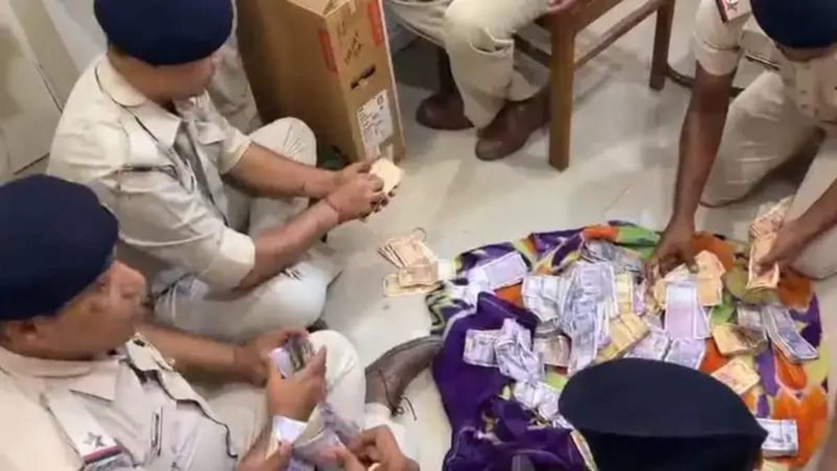 सरायकेला में ड्रग्स नेटवर्क पर पुलिस का शिकंजा, मुस्लिम बस्ती से भारी नकदी बरामद, एक हिरासत में