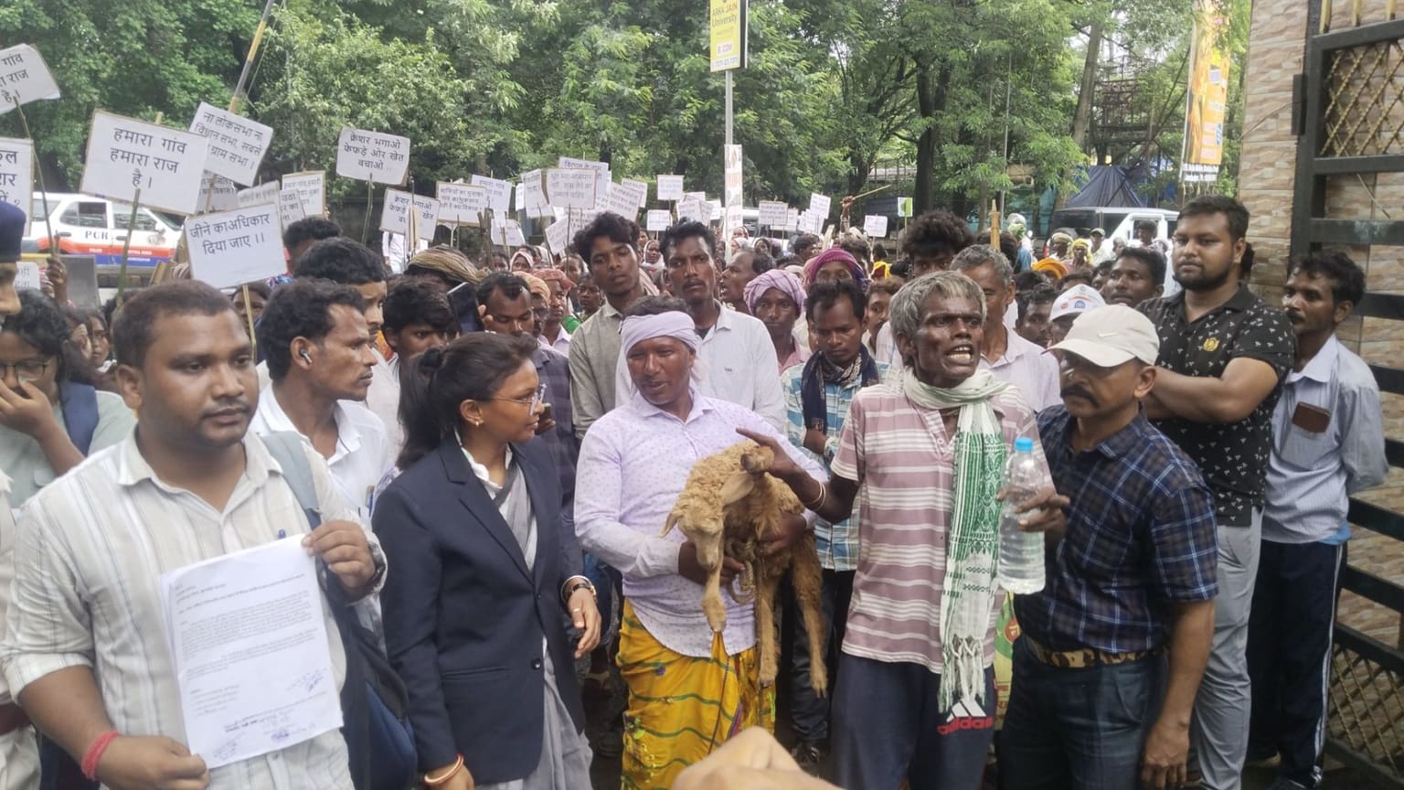 जमशेदपुर: पटमदा में खनन बंद करो के नारों से गूंजा डीसी ऑफिस, सैकड़ों ग्रामीणों ने किया घेराव