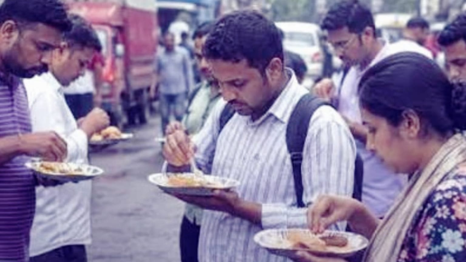 बरसात में स्ट्रीट फूड से बढ़ रहा संक्रमण का खतरा, अस्पतालों में 25% बढ़े मरीज