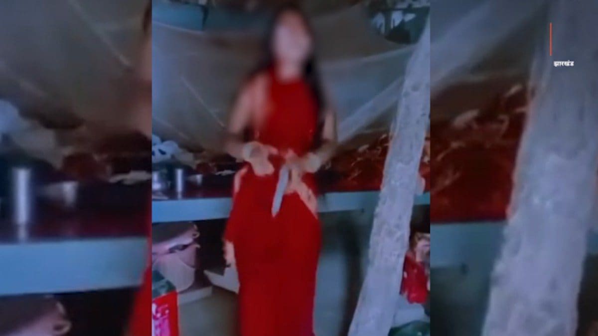 भोजपुरी गाने पर हथियार लहराकर महिला ने बनाई रील, वायरल होते ही पुलिस ने किया गिरफ्तार