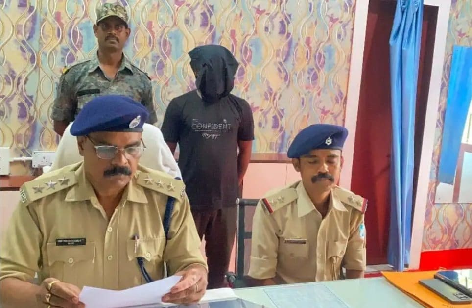 सरायकेला : कुख्यात अपराधी लोडेड पिस्तौल के साथ गिरफ्तार, कपाली पुलिस ने खदेड़ कर पकड़ा