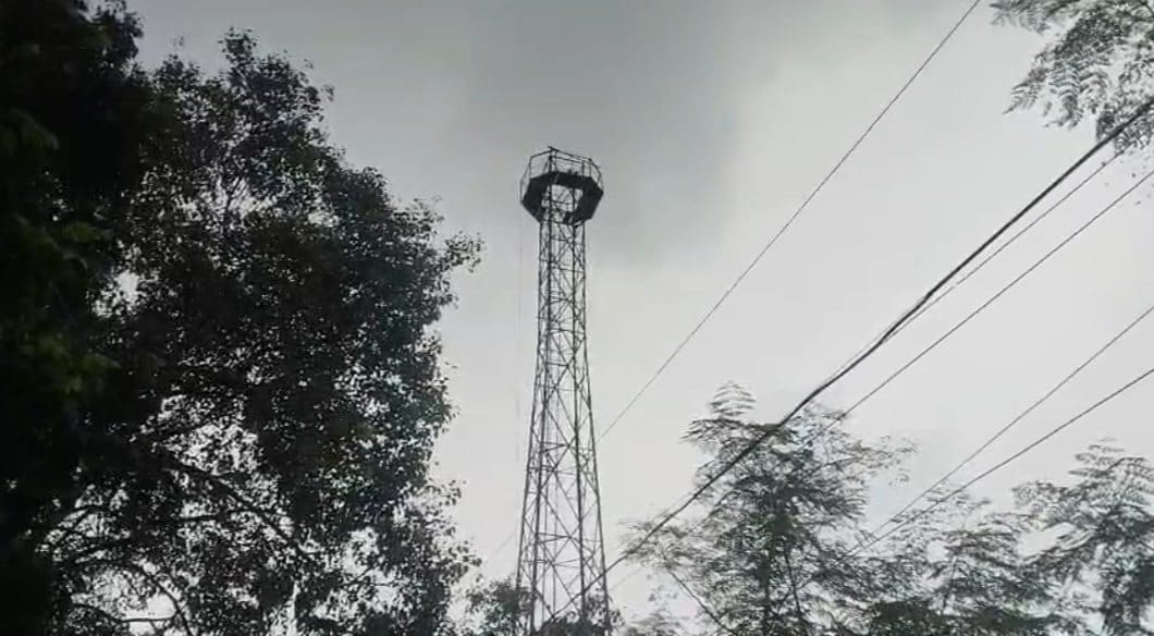 जमशेदपुर: पुलिस लाइन में हाई वोल्टेज ड्रामा, नशे की हालत में टावर पर चढ़ा सिपाही