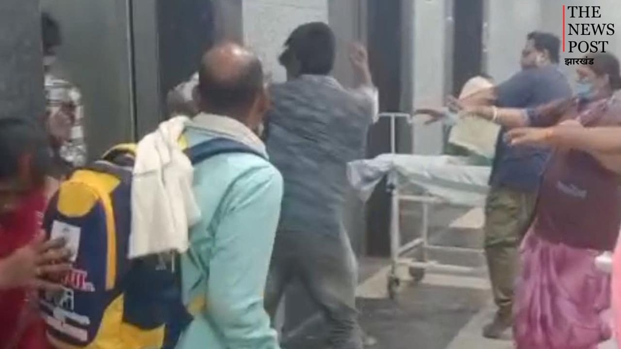 गजब हाल है भाई... कुश्ती का अखाड़ा बना PMCH अस्पताल, एक-दूसरे पर जमकर बरसे लात-घूंसे और चप्पल, देखिए