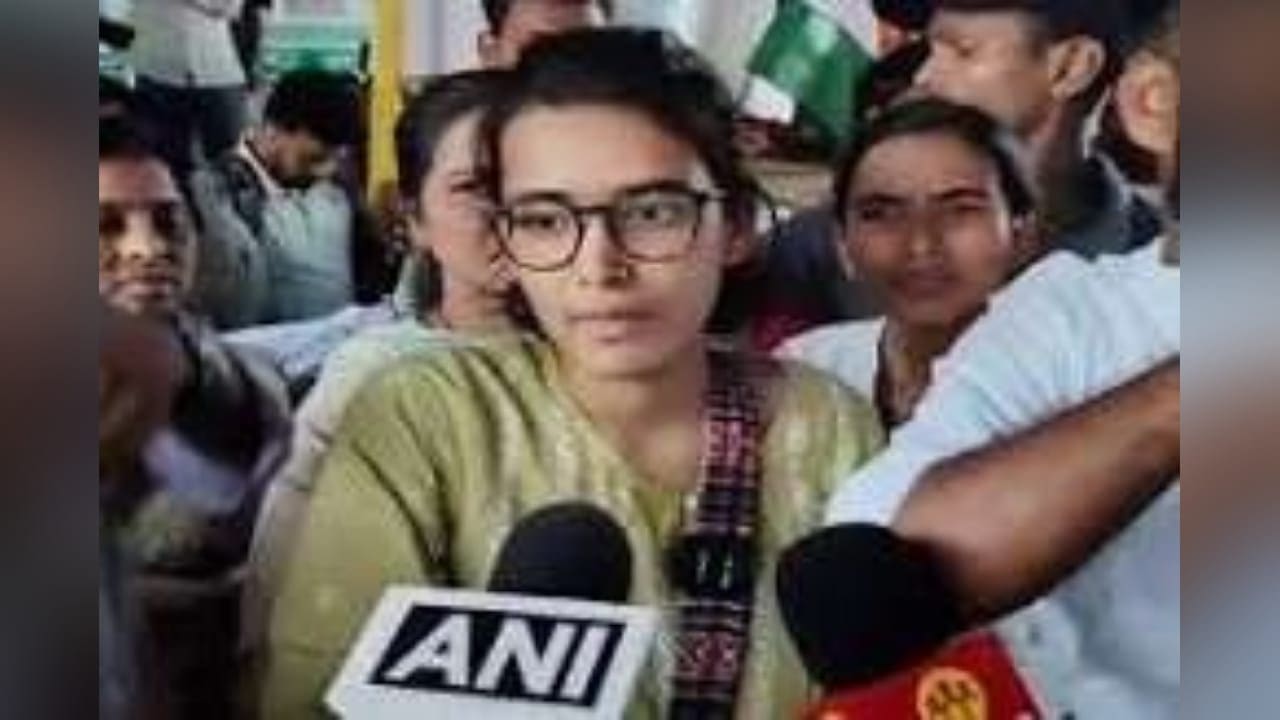 बड़ी खबर: विधानसभा मार्च के दौरान AISA अध्यक्ष नेहा बोरा पर फेंकी गई स्याही, पुलिस ने कई लोगों को हिरासत में लिया