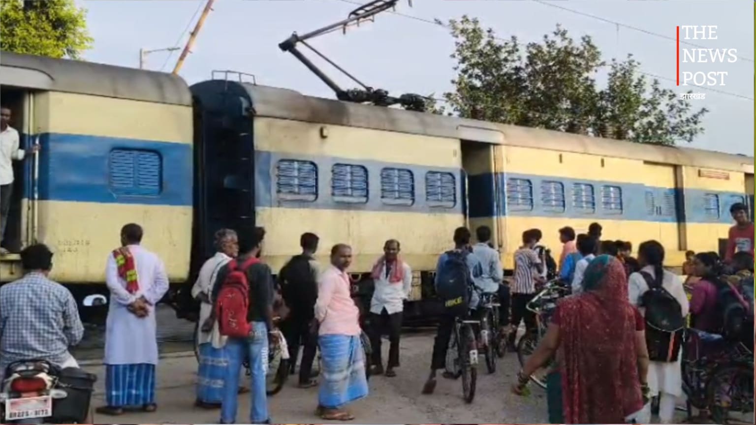 बिहार के बेतिया में मेमू ट्रेन का इंजन फेल, बीच ट्रैक पर खड़ी रही ट्रेन,यात्रियों को करना पड़ा लंबा इंतजार