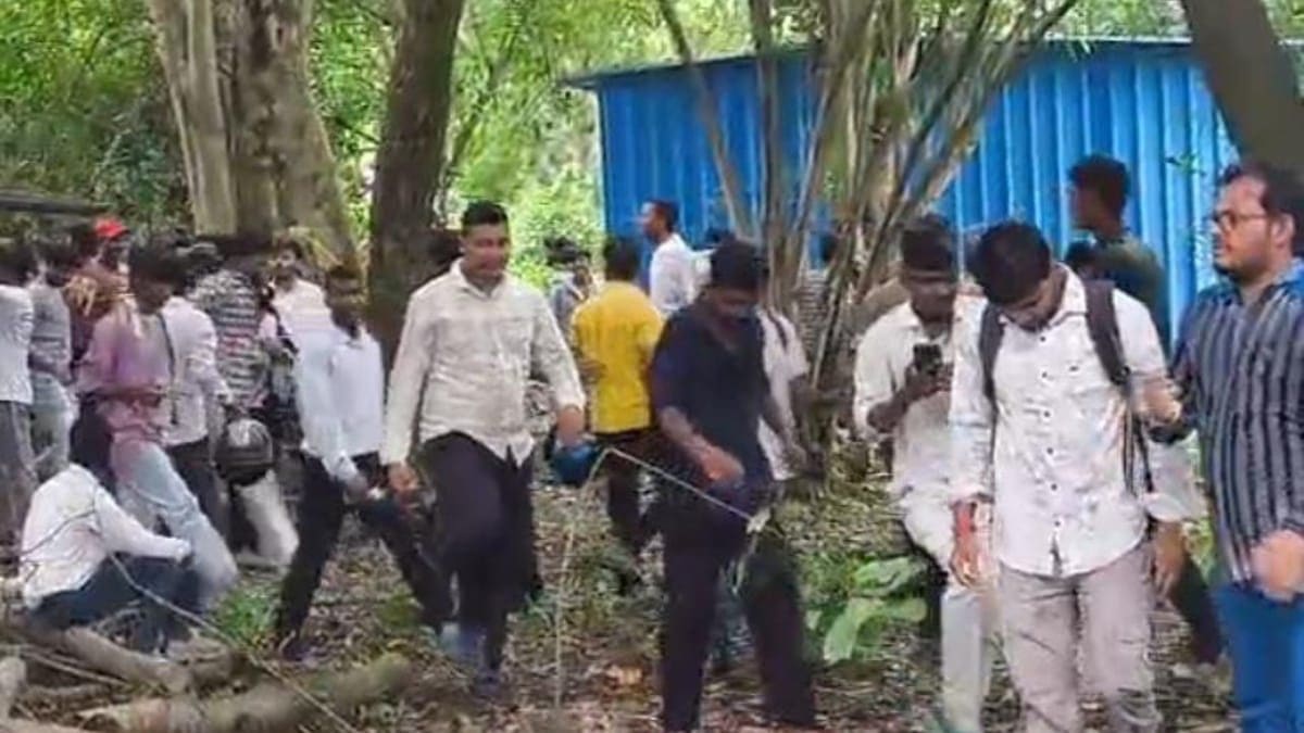 बैरिकेडिंग तोड़ विधानसभा की ओर बढ़े झारखंड के छात्र, पुलिस ने किया हल्का बल प्रयोग
