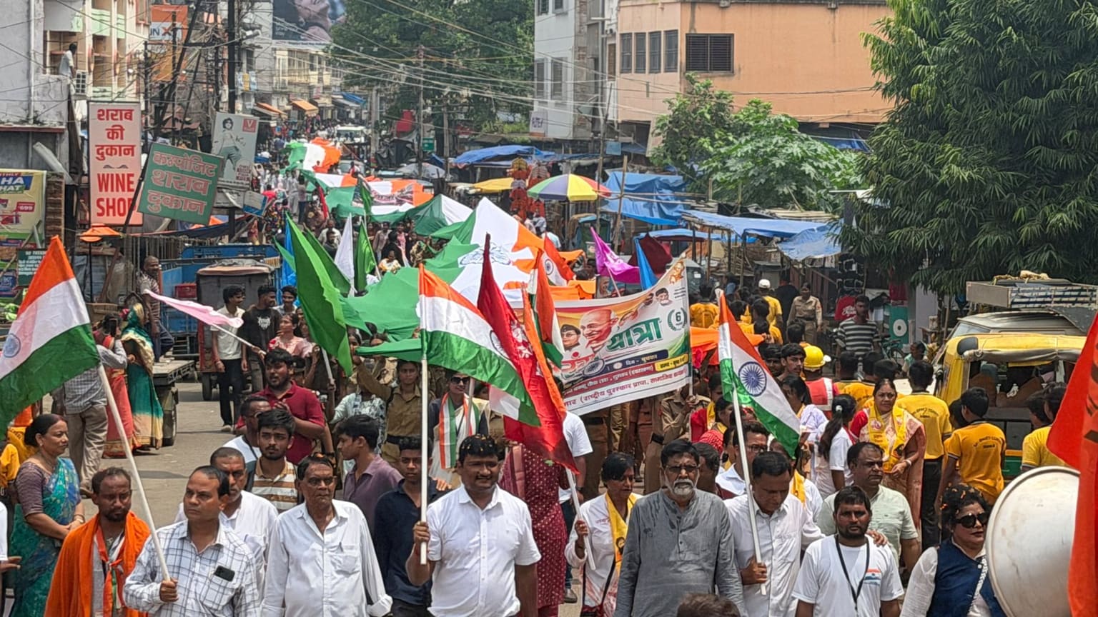 दुमका में देशभक्ति का जोश, शान से लहराया तिरंगा, राष्ट्रप्रेम के रंग में रंगा पूरा शहर