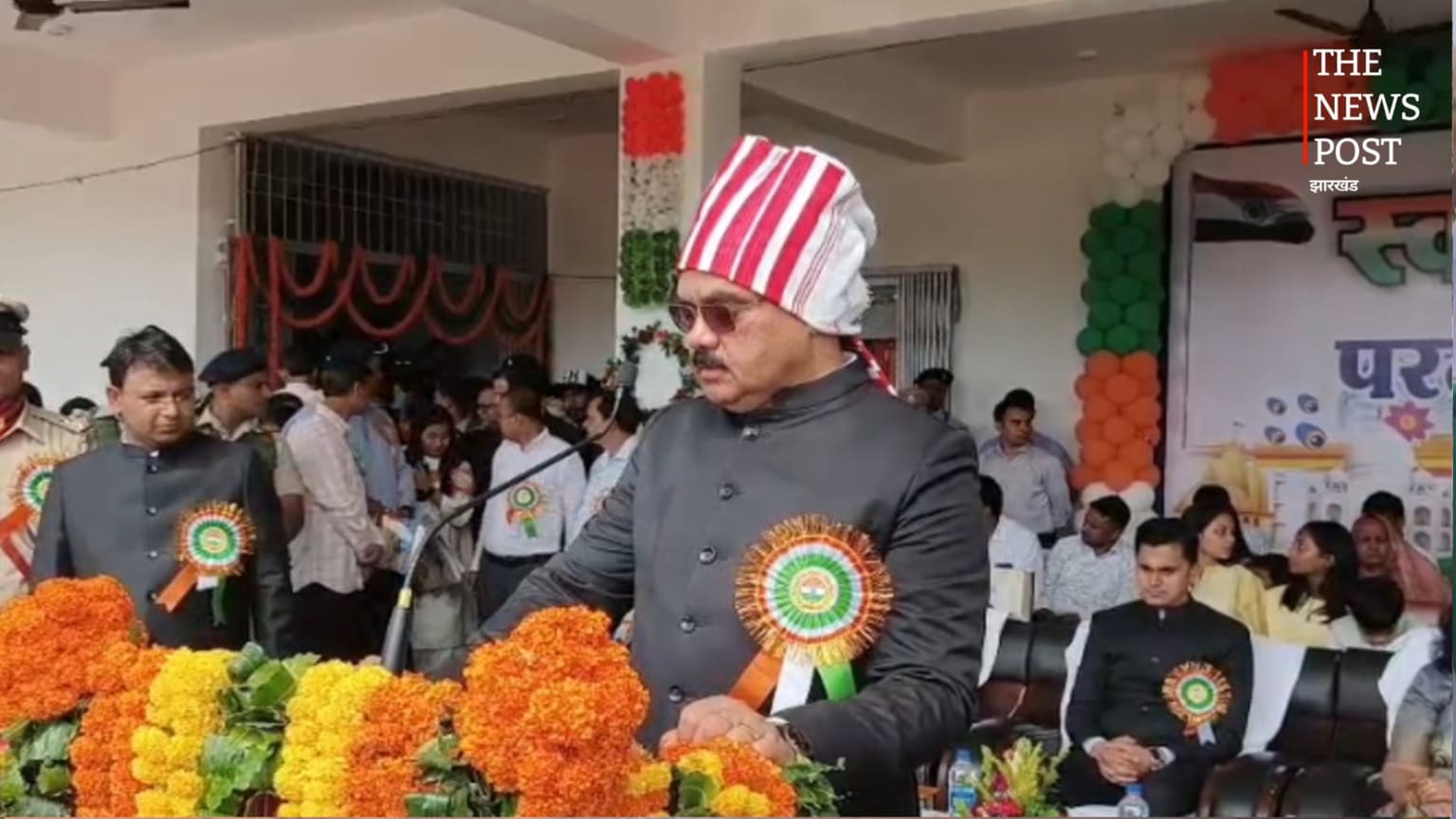 गुमला में शान से लहराया तिरंगा, डीसी दिलेश्वर महतो ने किया ध्वजारोहण