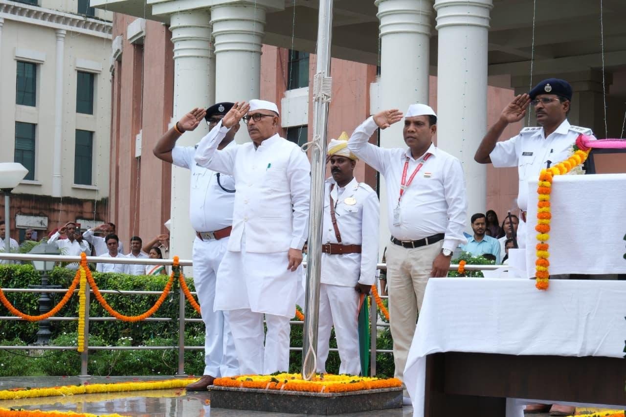 झारखंड विधानसभा में शान से लहराया तिरंगा, अध्यक्ष ने कहा- लोकतंत्र की मजबूती के साथ समावेशी विकास है जरूरी