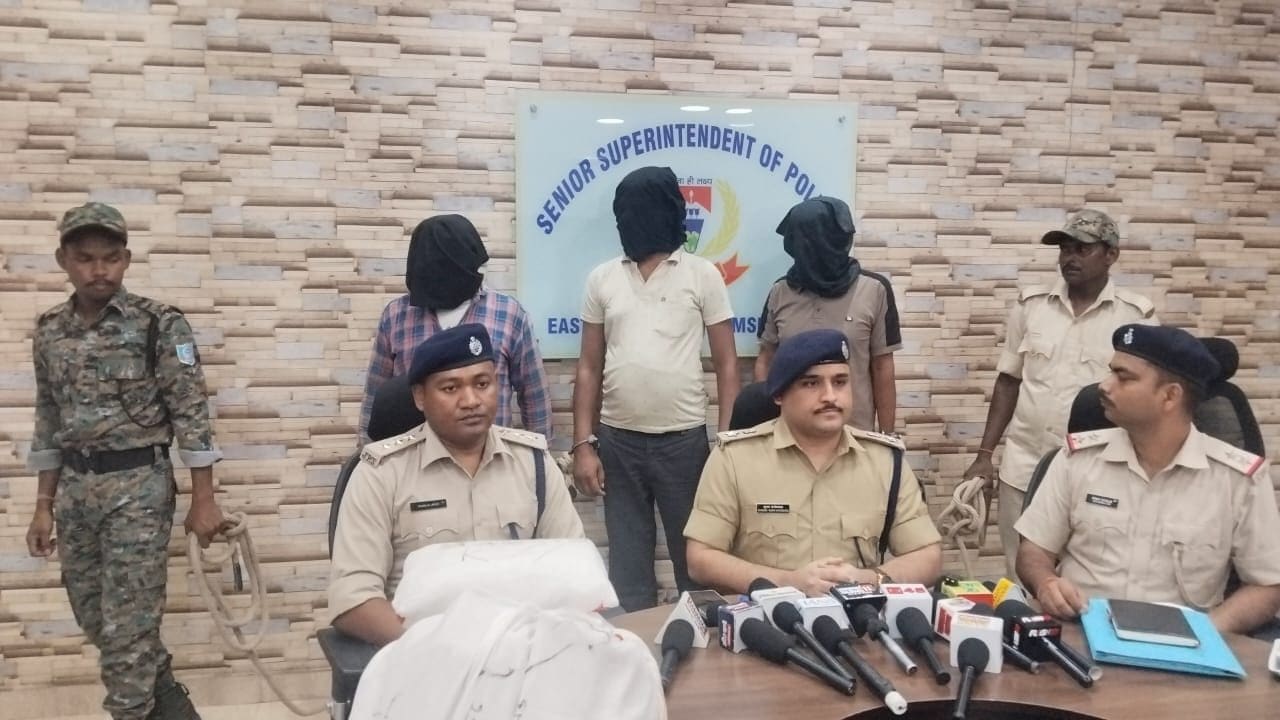 जमशेदपुर में गांजा तस्करी पर पुलिस का शिकंजा, 11 किलो गांजा के साथ तीन गिरफ्तार