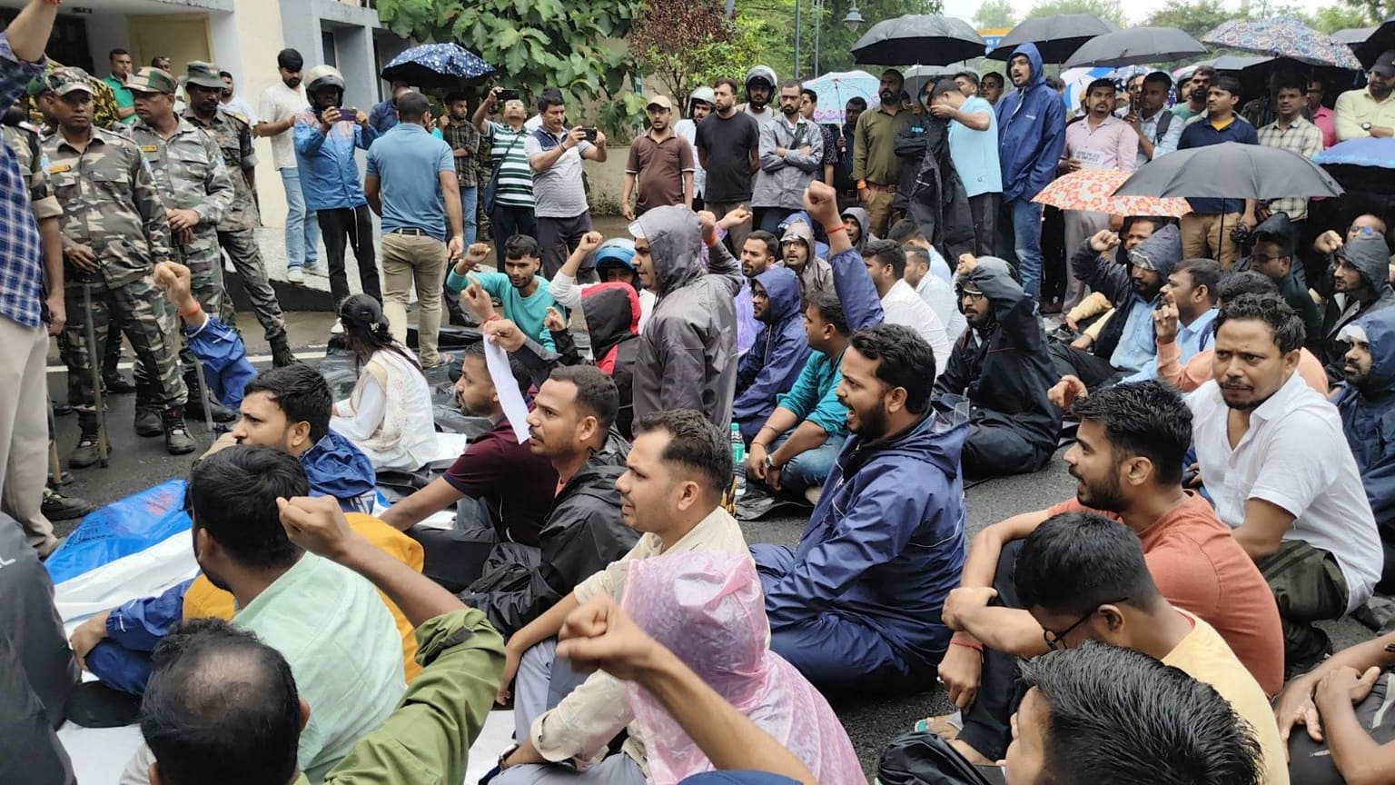 कल तक जिन साहब को सलाम ठोंक रहे थे लोग, आज उन्हीं अफसरों के लिए बंद हो गए कार्यालय के दरवाज़े