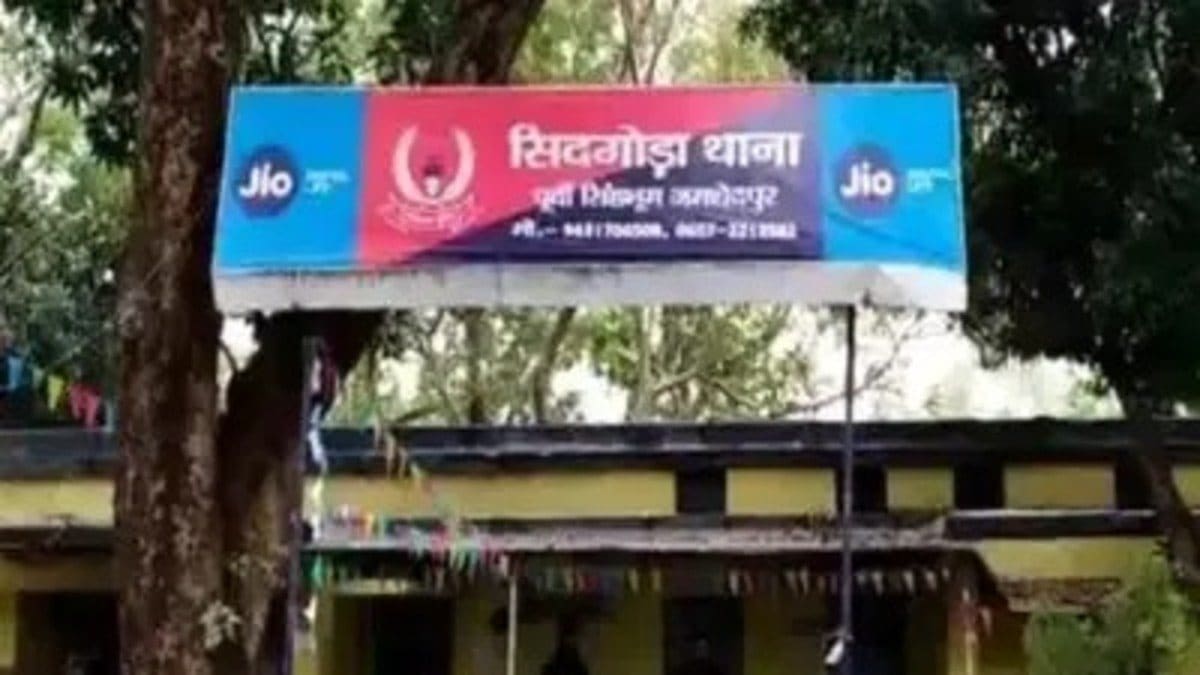 जमशेदपुर: डीजे बंद कराने पहुंची पुलिस पर पथराव, वाहन में तोड़फोड़, ASI घायल