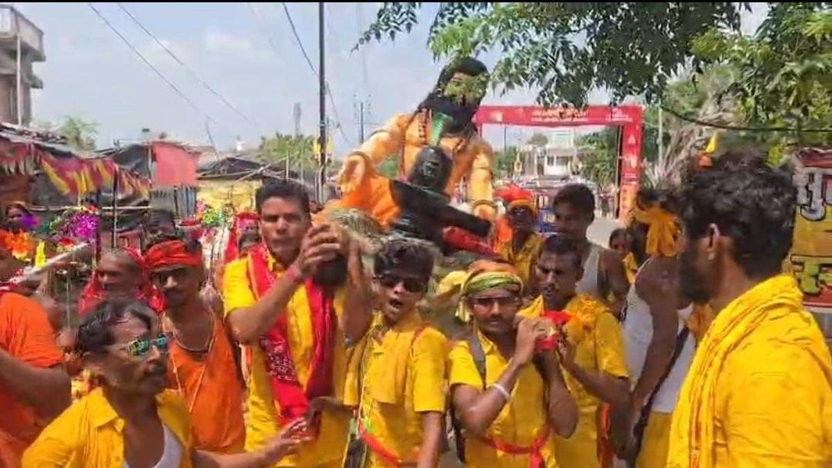 जय हो बाबा! कांवरिया पथ पर देखने को मिली अनोखी तस्वीर, रावण को बाबा बैद्यनाथ से मिलाने निकले भक्त