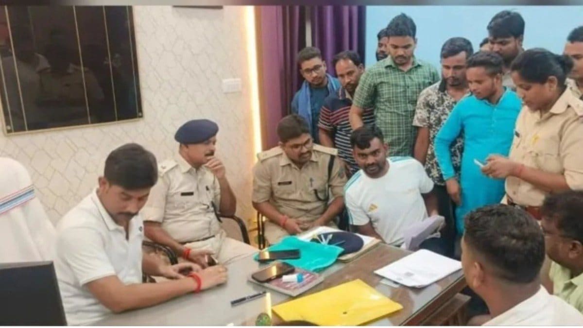 बरवाअड्डा थाना बना रणक्षेत्र, जयराम महतो के सामने भिड़े विधायक-मुखिया समर्थक, अब क्या होगा?