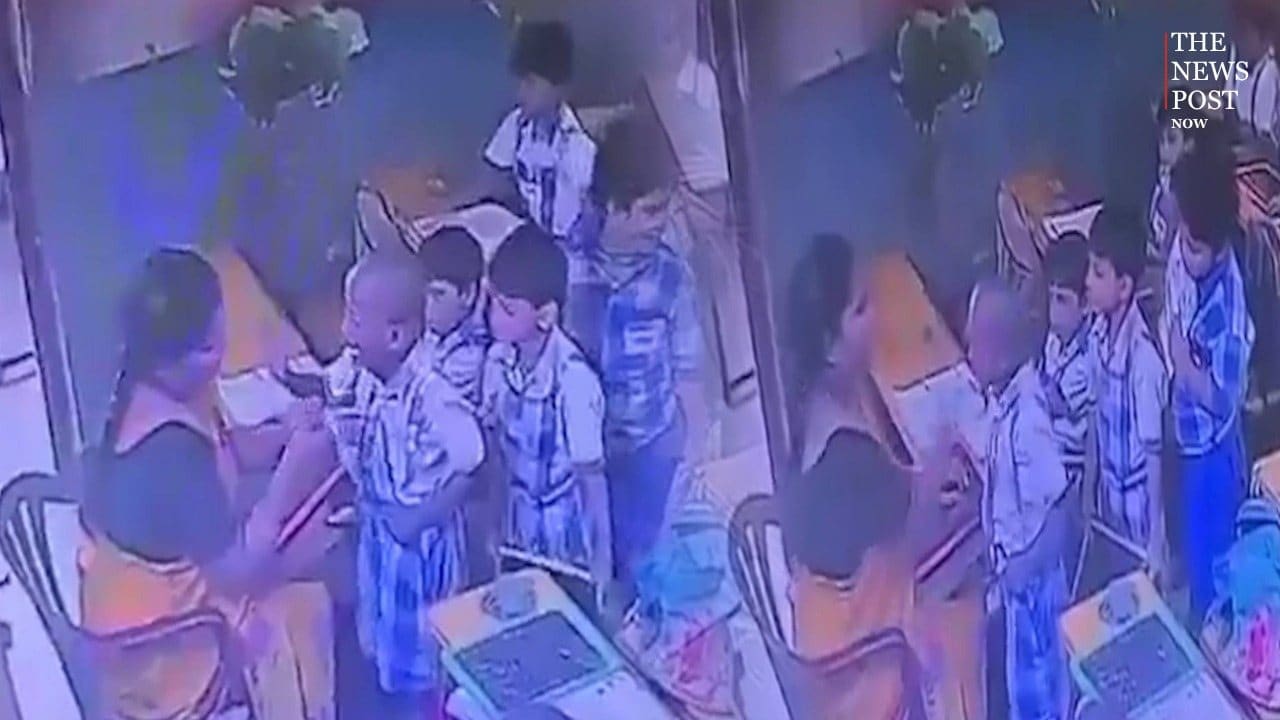 होमवर्क की सजा बनी मासूम की आखिरी घड़ी! टीचर की गोद में बेहोश होकर गिरा 6 साल का बच्चा, मौत