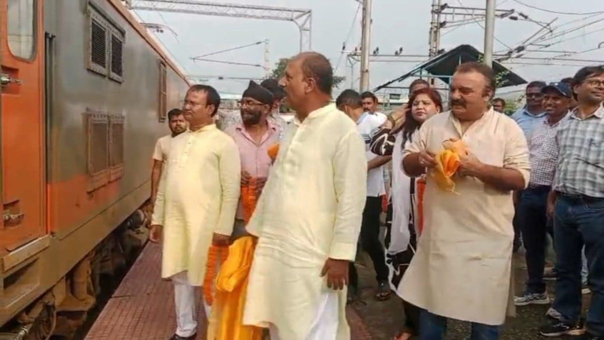 सांसद-मेयर विवाद का बड़ा साइड इफ़ेक्ट: बगैर किसी तामझाम के क्यों रवाना हुई धनबाद-कोयंबटूर अमृत भारत ट्रेन, पढिए