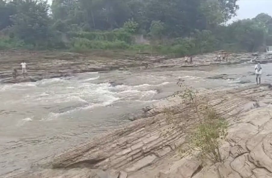चाईबासा के रोरो डैम से दो दिन बाद छात्र का शव बरामद, परिजनों में मची चीख पुकार