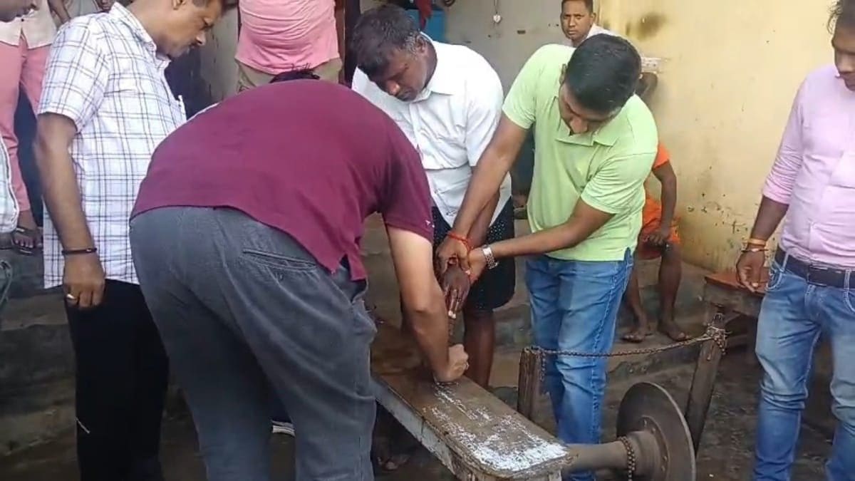 केस खत्म कराने के नाम पर रिश्वत मांग रहे थे दारोगाजी, लेकिन निगरानी विभाग ने रंगेहाथ कर लिया गिरफ्तार
