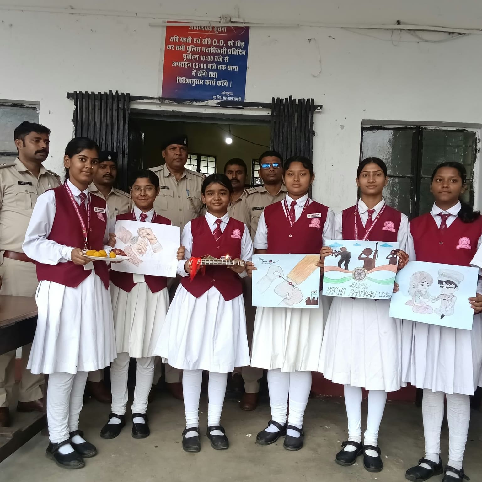 रक्षाबंधन पर कोलकाता पब्लिक स्कूल की छात्राओं की खास पहल, पुलिसकर्मियों और डॉक्टरों को बांधी राखी