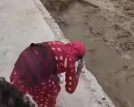 अब थम जाओ मां…नेपाल में तबाही मचाने के बाद भी शांत नहीं हुई उफनाती नदी, तो महिला ने जो कुछ किया देखिये