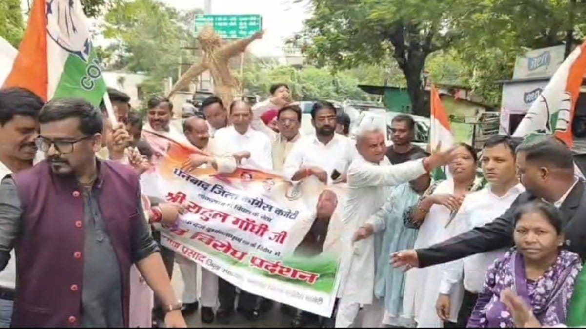 धनबाद में दिनभर BJP-कांग्रेस के बीच तनातनी! क्यों आमने-सामने आए दोनों गुट, पुलिस को करनी पड़ी मशक्कत?